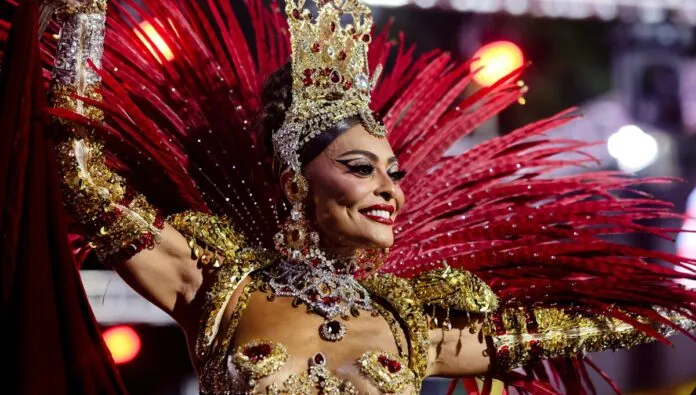 Juliana Paes como rainha de bateria no desfile da Viradouro