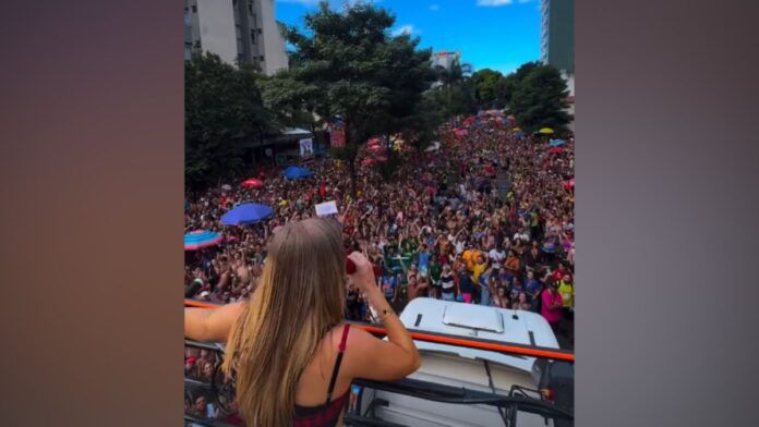 Luisa Sonza em cima do trio durante bloco em Belo Horizonte
