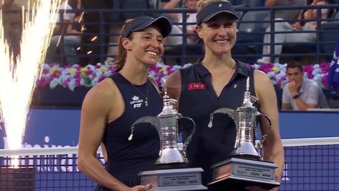 Luisa Stefani e Gabriela Dabrowski erguem troféu de campeãs