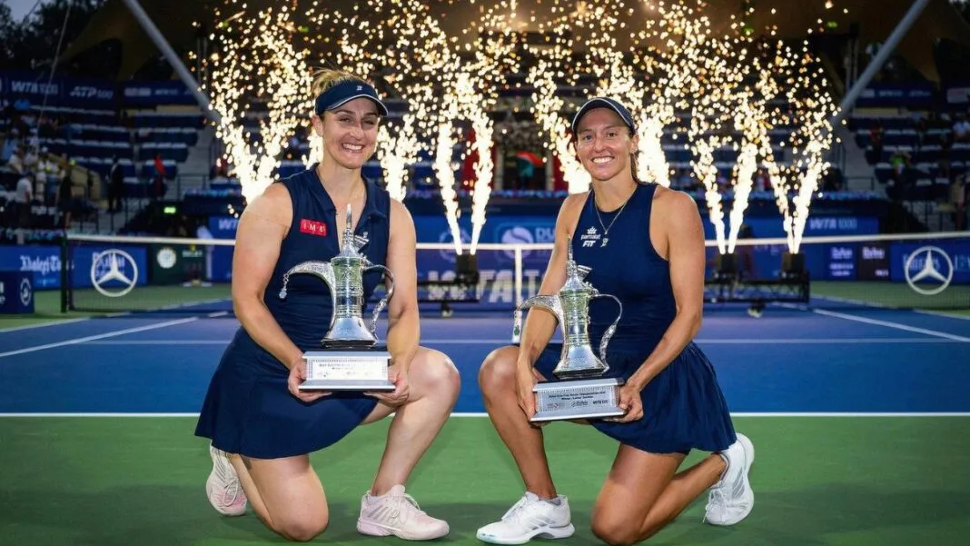 Luisa Stefani e a canadense Gabriela Dabrowski erguem o troféu