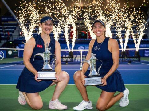 Luisa Stefani e a canadense Gabriela Dabrowski erguem o troféu
