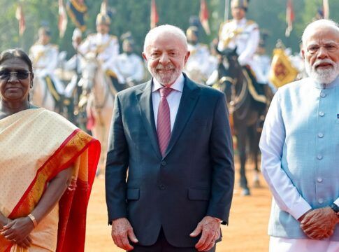 Lula posa para foto ao lado do primeiro-ministro Narendra Modi e da presidente Droupadi Murmu