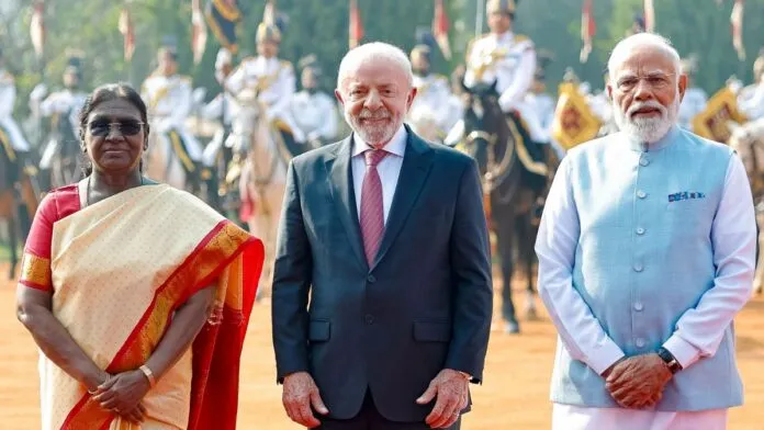 Lula posa para foto ao lado do primeiro-ministro Narendra Modi e da presidente Droupadi Murmu