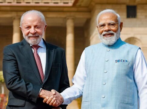 Lula cumprimenta o primeiro-ministro indiano Narendra Modi