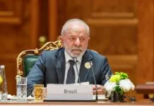 Lula fala ao microfone durante evento na Índia