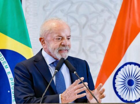 Lula gesticula ao falar ao microfone durante entrevista coletiva