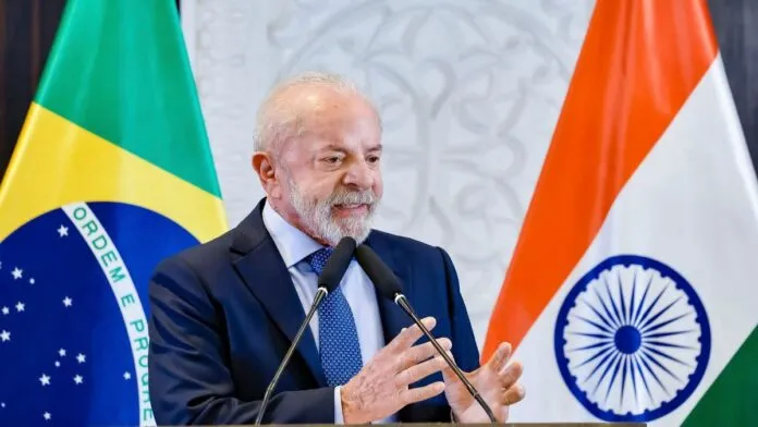 Lula gesticula ao falar ao microfone durante entrevista coletiva