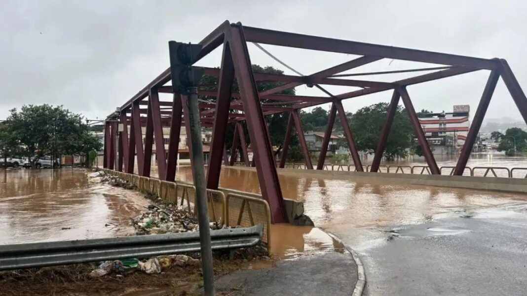 Alagamento subiu e encobriu ponte em Juiz de Fora