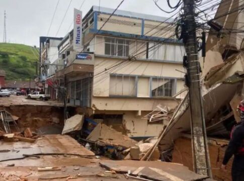 Asfalto destruído após forte chuva em cidade mineira