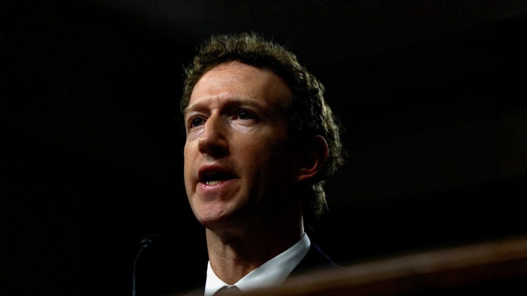 Mark Zuckerberg aparece de terno e gravata diante de um fundo escuro