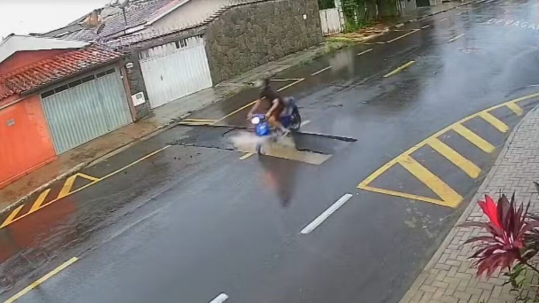 Motociclista cai em buraco em SP