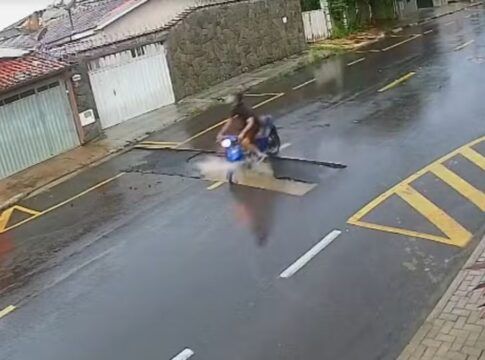 Motociclista cai em buraco em SP