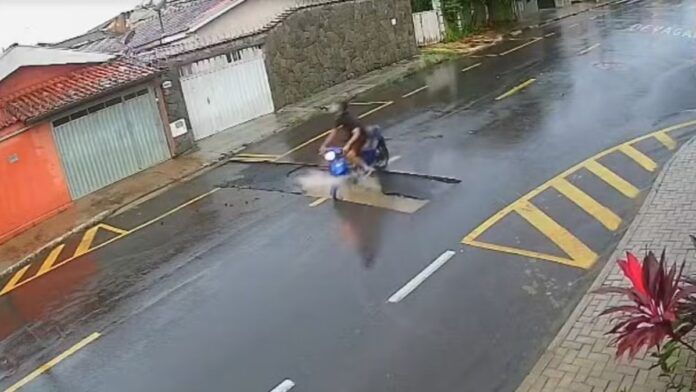 Motociclista cai em buraco em SP
