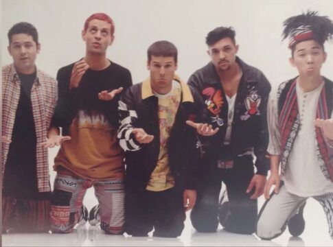 Músicos da banda Mamonas Assassinas fazem gestos em foto posada