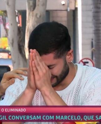 Marcelo chora com as mãos em frente ao rosto durante entrevista