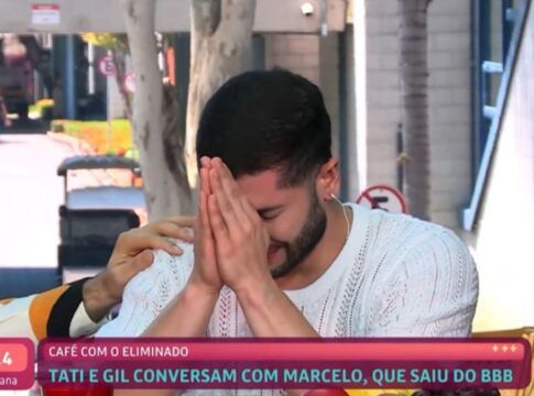 Marcelo chora com as mãos em frente ao rosto durante entrevista