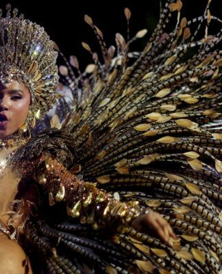 Rainha de Bateria Mayara Lima da escola Paraíso do Tuiuti se apresenta no Carnaval do Rio de Janeiro (Foto: Pilar Olivares/Reuters)