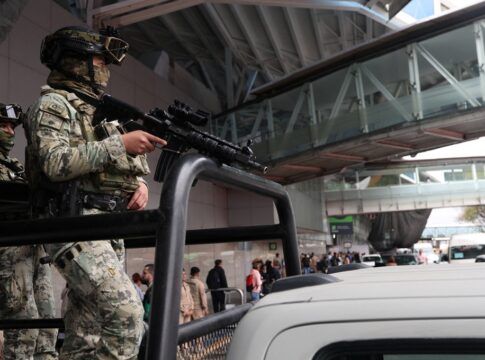 Membros da Marinha mexicana patrulham o Aeroporto Internacional Benito Juárez após as autoridades reforçarem a segurança em decorrência de bloqueios de estradas e ataques incendiários realizados pelo crime organizado em diversos estados, após uma operação militar na qual, segundo uma fonte do governo, o narcotraficante mexicano Nemesio Oseguera, conhecido como 