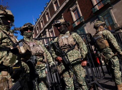 Soldados mexicanos fazem segurança nas ruas da cidade