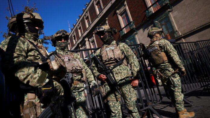 Soldados mexicanos fazem segurança nas ruas da cidade