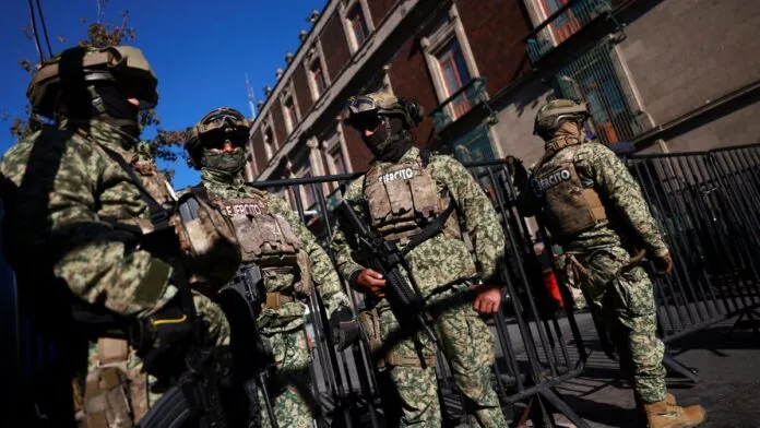 Soldados mexicanos fazem segurança nas ruas da cidade