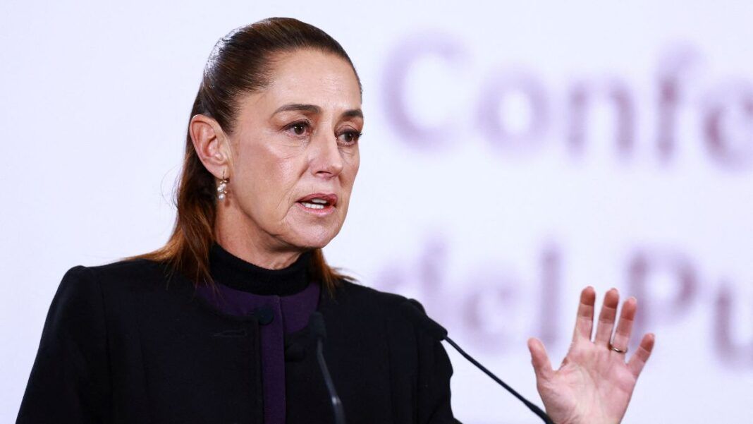 A presidente do México, Claudia Sheinbaum, gesticula e fala ao microfone