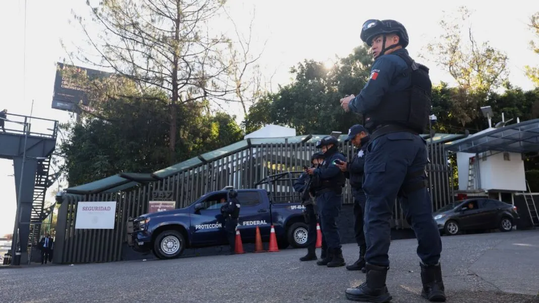 Policiais mexicanos monitoram ruas após onda de violência