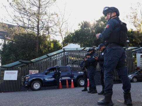 Policiais mexicanos monitoram ruas após onda de violência