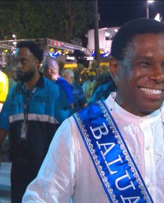 Neguinho da Beija-Flor desfila como baluarte da escola na Sapucaí (Foto: Reprodução/Globo)