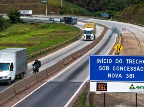 Caminhões na rodovia BR-381