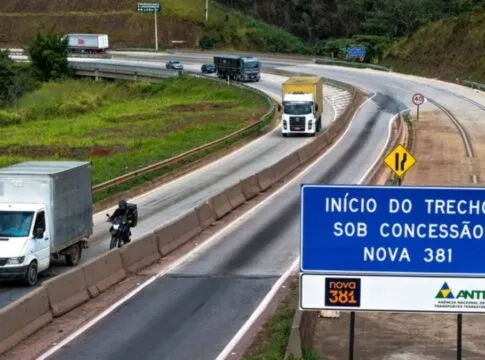 Caminhões na rodovia BR-381