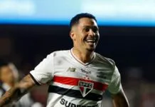 Luciano comemora gol no Morumbis