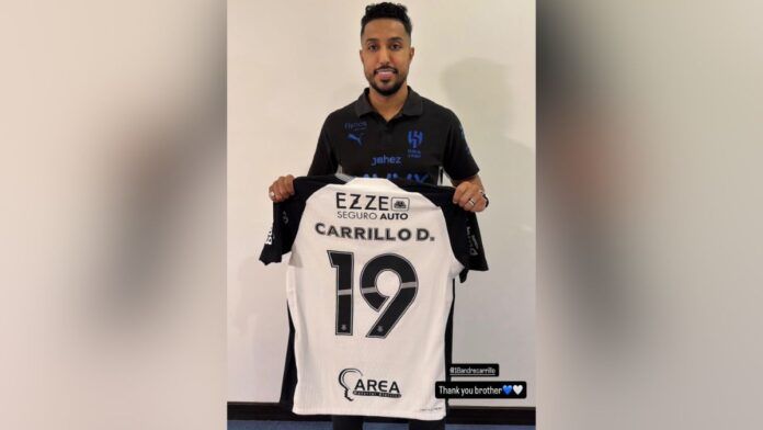 Atacante que disputou Copa do Mundo de 2022 posa com camisa de clube brasileiro