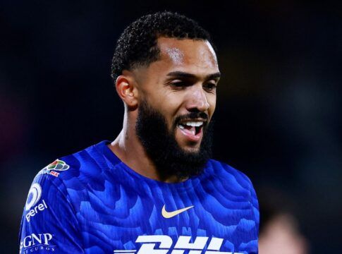 Ex-Flamengo entra no segundo tempo e busca virada no México