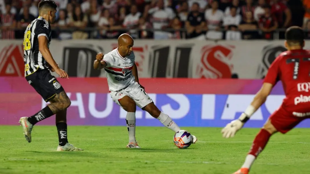 Lucas Moura contra o Santos no Morumbis