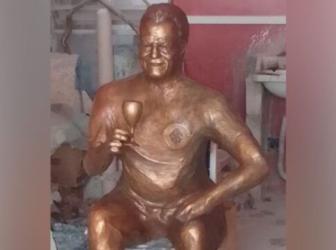 Estátua de Abel Braga é inaugurada em Atlântida com presença do ídolo