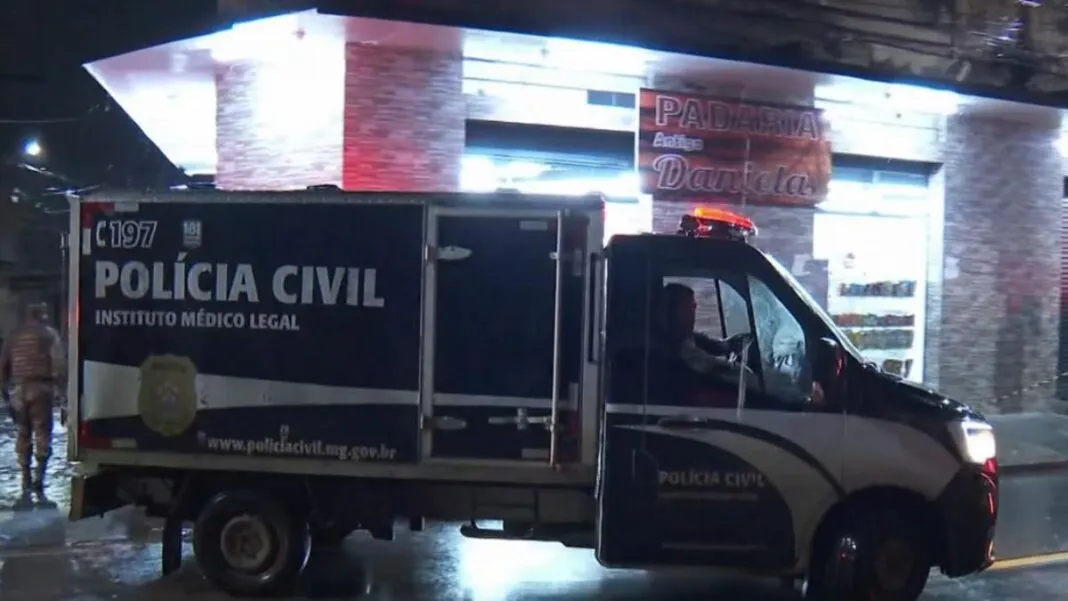 Carro do IML em frente à cena do crime.