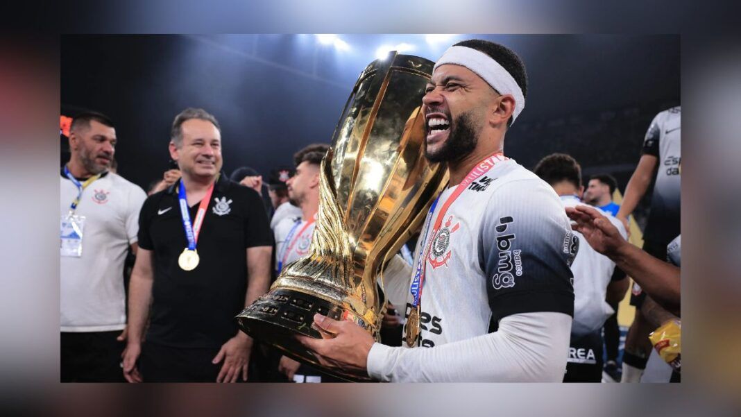 Memphis Depay comemora título