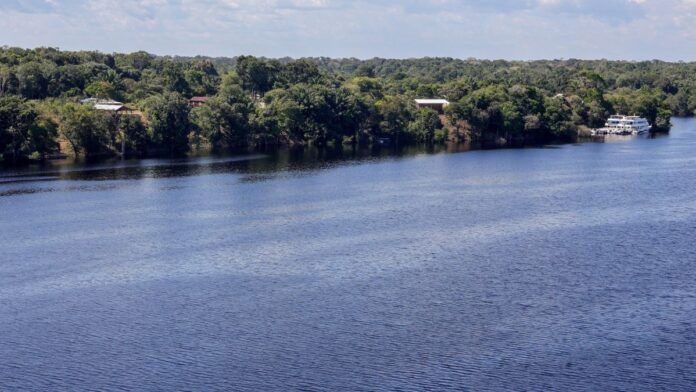 Cheia de rios amazônicos deixa 35 cidades em alerta e emergência