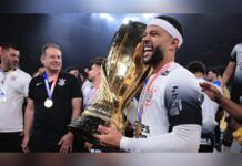 Memphis Depay comemora título