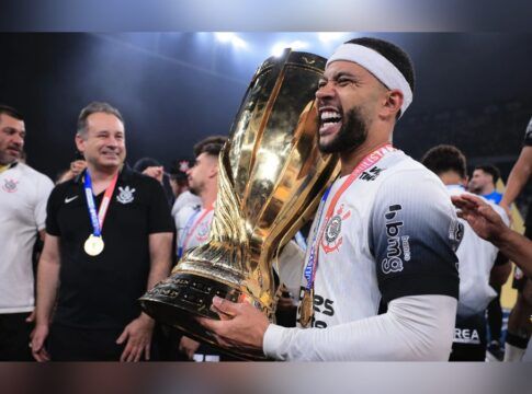 Memphis Depay comemora título