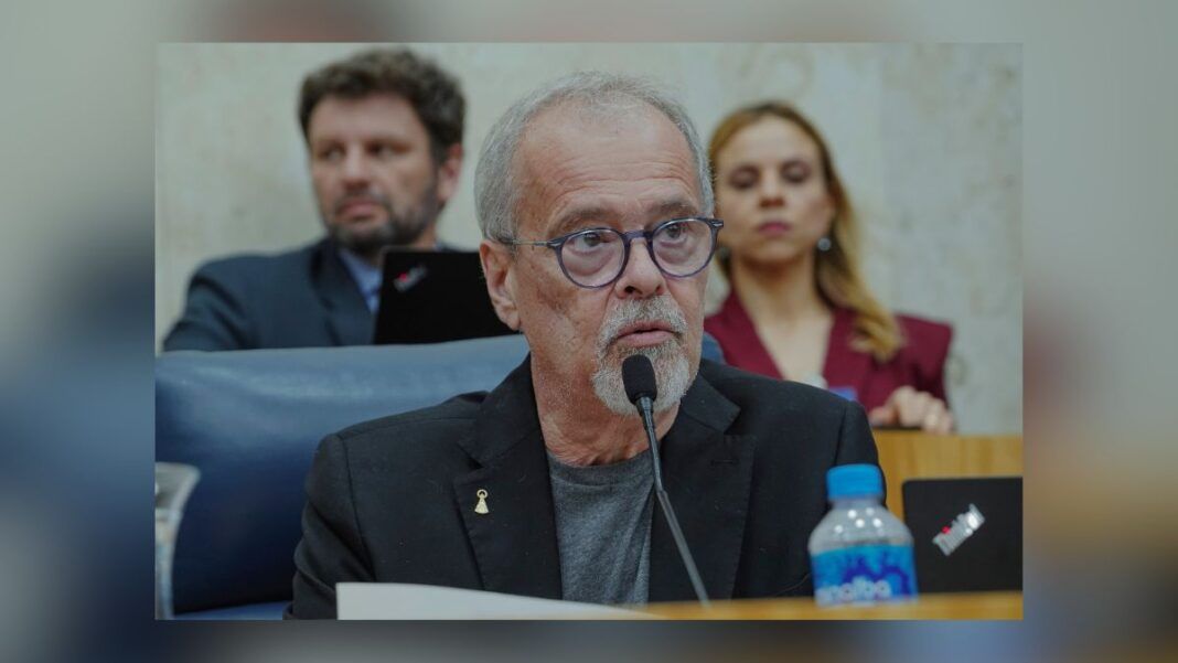 Homem de óculos na Câmara Municipal de São Paulo