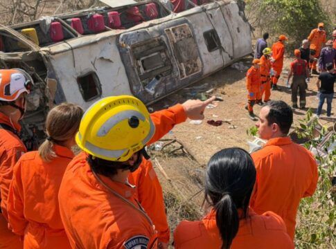 Ônibus com romeiros capota em Alagoas e deixa 15 mortos e feridos na AL-220
