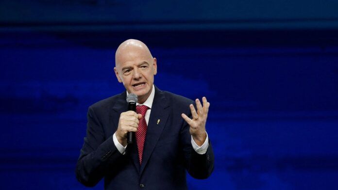 Presidente da Fifa apoia fim da proibição imposta à Rússia no futebol