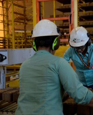 Indústria perde ritmo no fim do ano e fecha 2025 com crescimento de 0,6% 