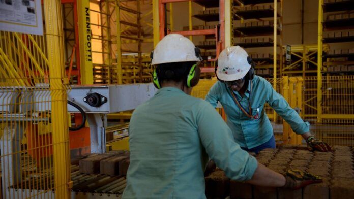 Indústria perde ritmo no fim do ano e fecha 2025 com crescimento de 0,6% 