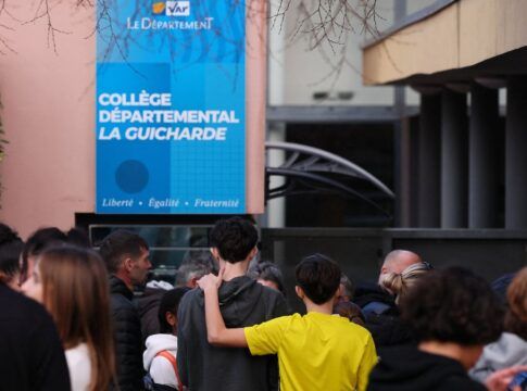 Professora é esfaqueada por aluno de 14 anos em escola no sul da França