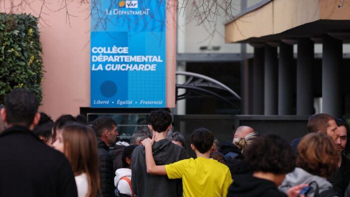 Professora é esfaqueada por aluno de 14 anos em escola no sul da França