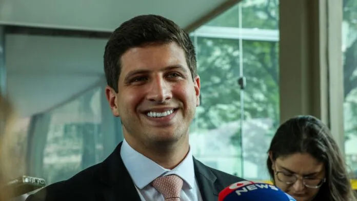 Câmara do Recife rejeita impeachment contra prefeito João Campos