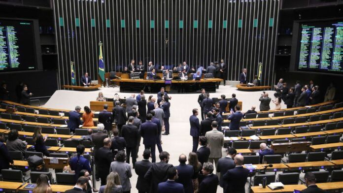 Câmara aprova reajuste salarial para servidores do Legislativo Federal com aumento de 9%